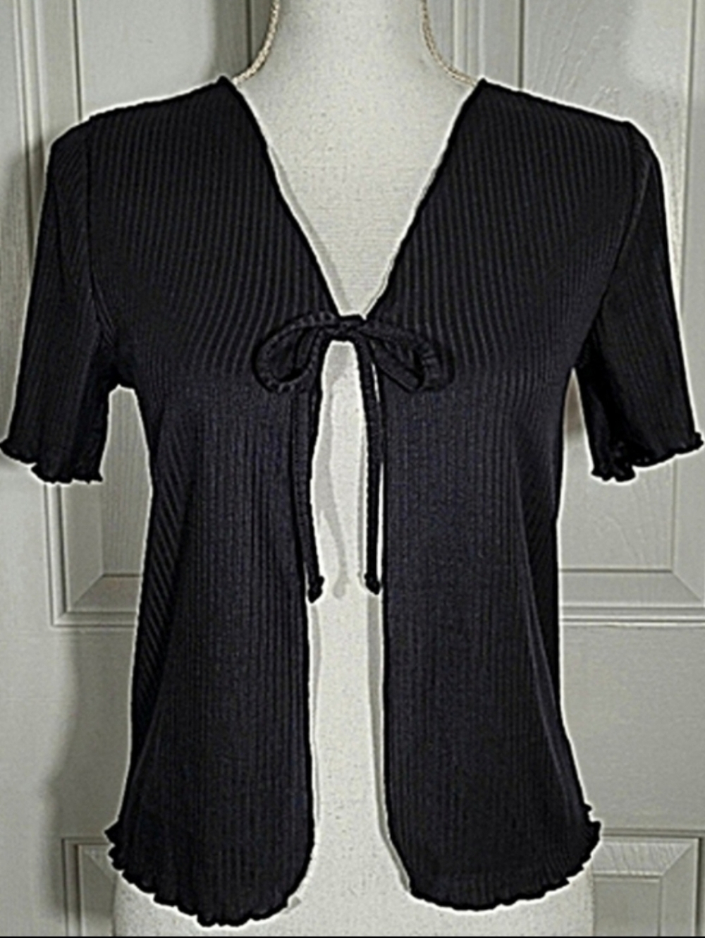 NWT Black Ribbed Open Front Short Sleeve Top with Ruffle Edging Size Large